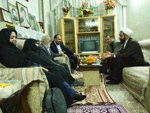 دیدار اعضای شورای اسلامی شهر یزد به همراه محمد رضا عظیمی زاده شهردار ، با خانواده شهید صمد منصوری