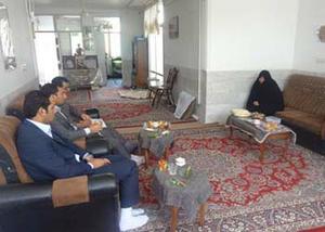  دیدار رئیس اداره ورزش و جوانان شهرستان مهریز از خانواده شهید ورزشکار این شهرستان