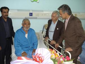 مسئولین دانشگاه علوم پزشکی یزد از پدر شهید علیزاده عیادت کردند