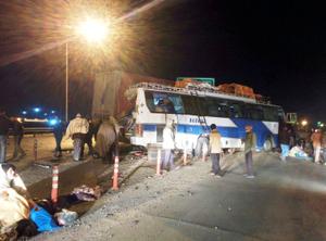 تصادف اتوبوس توریستی پاکستانی با کامیون در یزد 20 مصدوم برجای گذاشت!!!