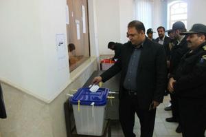 بازدید فرماندار  خاتم ضمن بازدید از یکی از شعب اخذ رای شهرستان، رای خود را به صندوق انداخت.