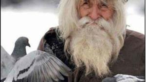 جوان مرد 100 ساله که برای یتمان گدایی می کند !!!+عکس