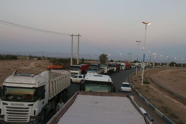 جمعی از مردم بافق در اعتراض به کم کاری مسؤلین استان در پروژه راهسازی ،جاده – بافق یزد را مسدود کردند