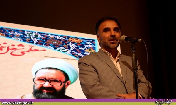معلم چراغ راه انسان برای رسیدن عالی‌ترین درجات مادی و معنوی است 