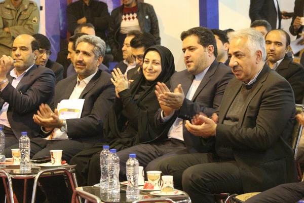 حضور مقامهای کشوری و استانی در غرفه مخابرات منطقه یزد