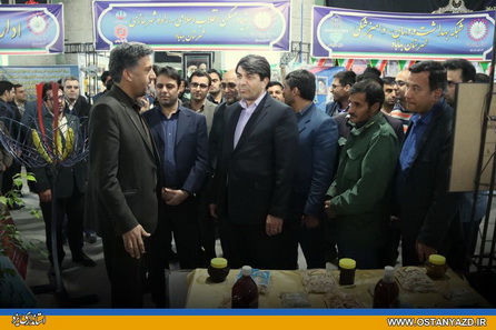 استاندار یزد از نمایشگاه دستاوردهای انقلاب اسلامی بهاباد بازدید کرد