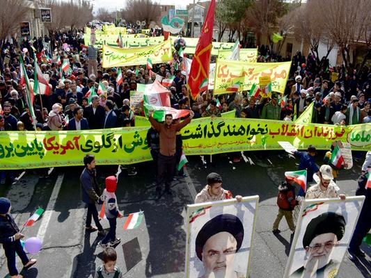 بهابادی ها همبستگی ملی خود را در راهپیمایی 22 بهمن نشان دادند