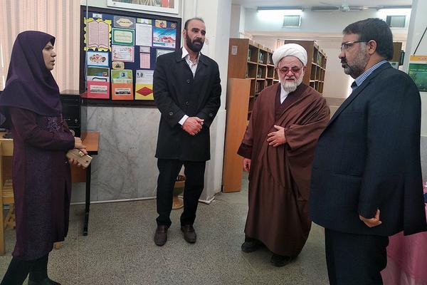 امام جمعه اشکذر به جمع شرکت‌کنندگان در طرح کتابخانه‌گردی پیوست
