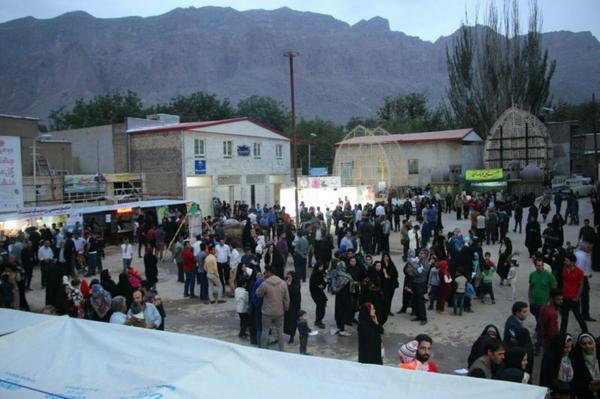 جشنواره گل محمدی در روستای منشاد شهرستان مهریز برگزار شد