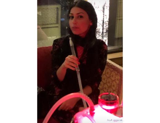  (تصویر) همسر استراماچونی در حال قلیان کشیدن 