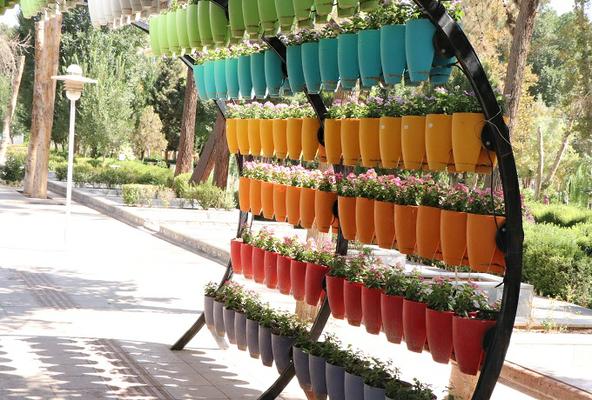اجرای عملیات گلکاری تابستانه در فضای سبز شهر