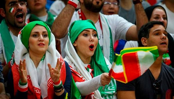 مکارم شیرازی: حضور زنان در ورزشگاه‌ها ضرورتی نداردپاسخ آیت‌الله مکارم به سوالی درباره ورود زنان به ورزشگاه 