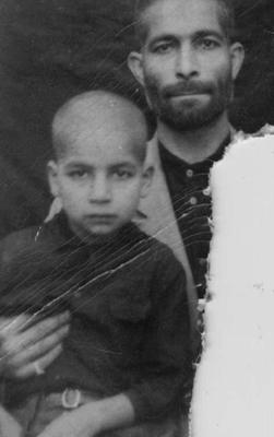 حسن در کنار بابا /تصویر از کودکی حسن روحانی در کنار پدرش