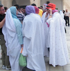 گزارش تصویری :طرح اهداءچادر به مهمانان نوروزی در مسجد جامع کبیر یزد