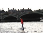 دررسانه ها:  مردی عجیب که روی آب راه می رود + تصاویر