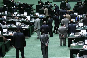 حاشیه‌های جلسه علنی امروز مجلس؛ از حضور کوتاه مدت رئیس جمهور در صحن تا مخالفت و روبوسی مطهری با قاسمی