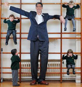 تصویر: بلندقدترین مرد جهان‌ در کودکستان! 