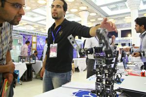 حضور رباتهای همه کاره محققان یزد  در سومین جشنواره علم تا عمل