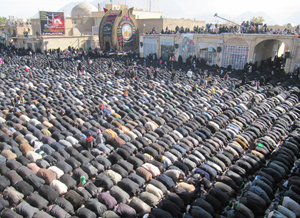 گزارش تصويري :برگزاری نماز ظهر عاشورا در حسينيه امام تفت(یزد)(1)