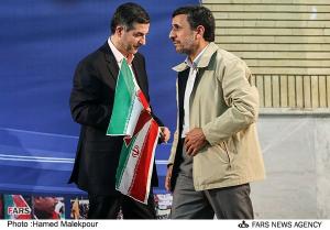 انتقاد فیروزآبادی از تحویل پرچم ایران توسط احمدی نژاد به مشایی+تصاویر
