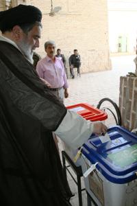 امام جمعه بافق رأی خود را به صندوق انداخت