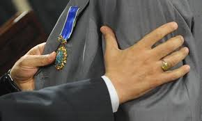 ﺟﺸﻦ ﺗﺠﻠﻴﻞ ﺍﺯ ﺩﻛﺘﺮ ﻋﺎﺭﻑ و ﺳﻮﺍﻻﺕ بی ﭘﺎﺳﺦ ؟(18نظر)