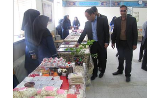 بازدید رئیس دانشگاه آزاد اسلامی یزد از بازارچه هنرهای دستی دانش آموزان دبیرستان دخترانه سما این واحد 