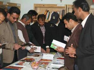  نمایشگاه کتاب در کتابخانه دهستان چاهک شهرستان خاتم برپا شد