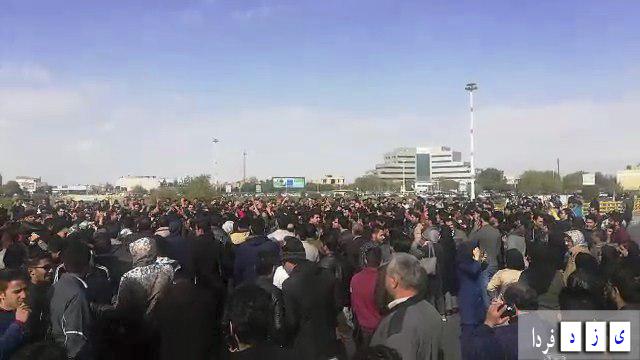 اعتراضات مسالمت آمیز مردم یزد علیه گرانی بنزین  + عکس