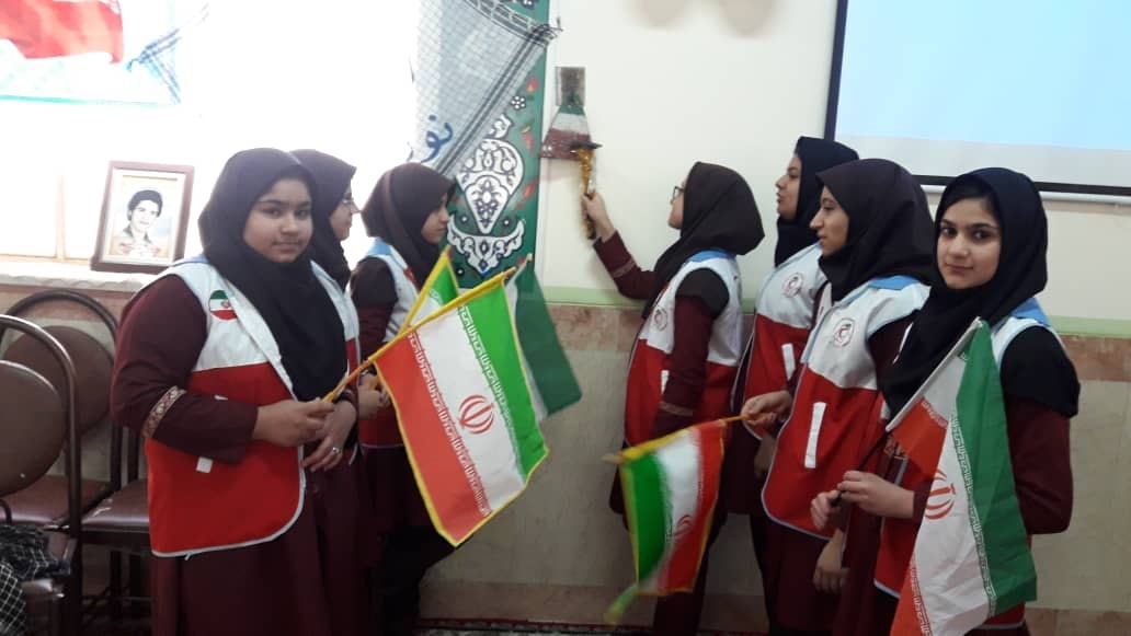 نواخته شدن زنگ انقلاب با حضور اعضا کانون دانش آموزی هلال احمر شهرستان اشکذر 