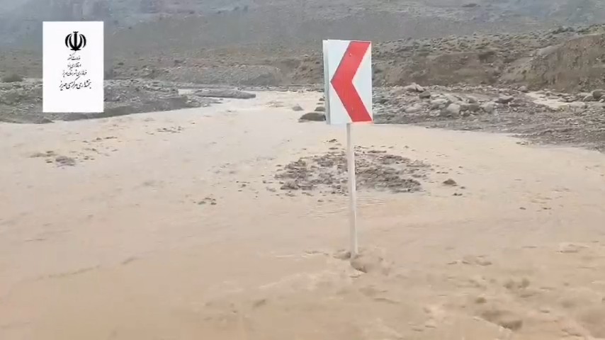 فیلم| جریان سیلاب در محور کنجکوه به منطقه تنگ‌چنار و مسدودی مسیر