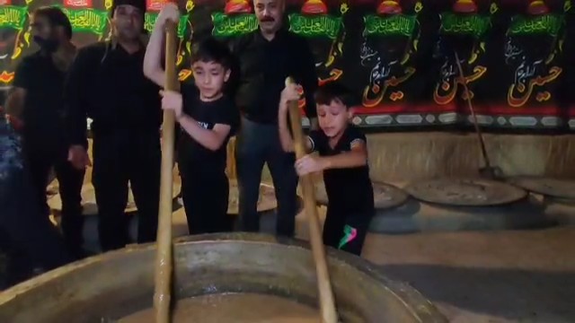 فیلم| مراسم کمچه‌زنی و پخت آش گندم در شب سوم شهادت حضرت اباعبدالله الحسین(ع) در محله باغ گندم یزد