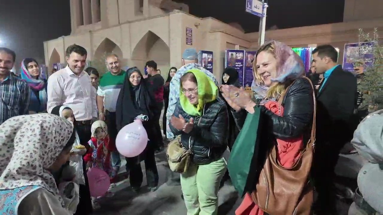 فیلم| بازدید توریست های از شاد راه نور