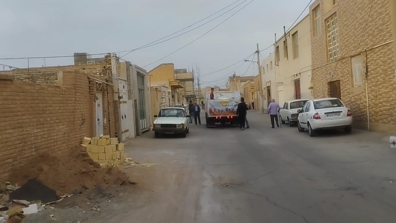 فیلم| توزیع باکس آب معدنی درب منازل محله سیدالشهدا یزد توسط مردم به صورت خود جوش