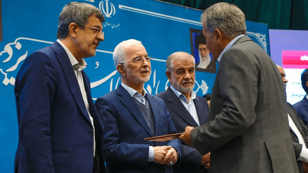 واگذاری ۴ مجوز بینام سرمایهگذاری در یزد با حضور وزیر کشور واگذاری ۴ مجوز بینام سرمایهگذاری در یزد با حضور وزیر کشور