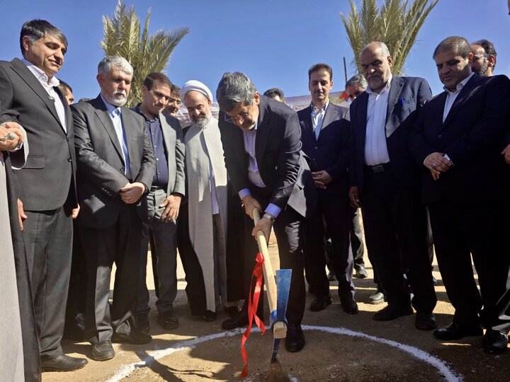 آغاز ساخت بستانسرای وحشی بافقی با حضور وزیر ارشاد آغاز ساخت بستانسرای وحشی بافقی با حضور وزیر ارشاد