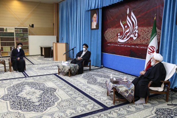 نماینده ولی‌فقیه در آذربایجان شرقی با امام جمعه یزد دیدار کرد