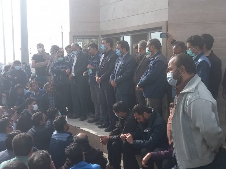 نماینده،فرماندار و رئیس شورای اسلامی شهر بافق در جمع کارگران معترض شرکت سنگ آهن بافق.