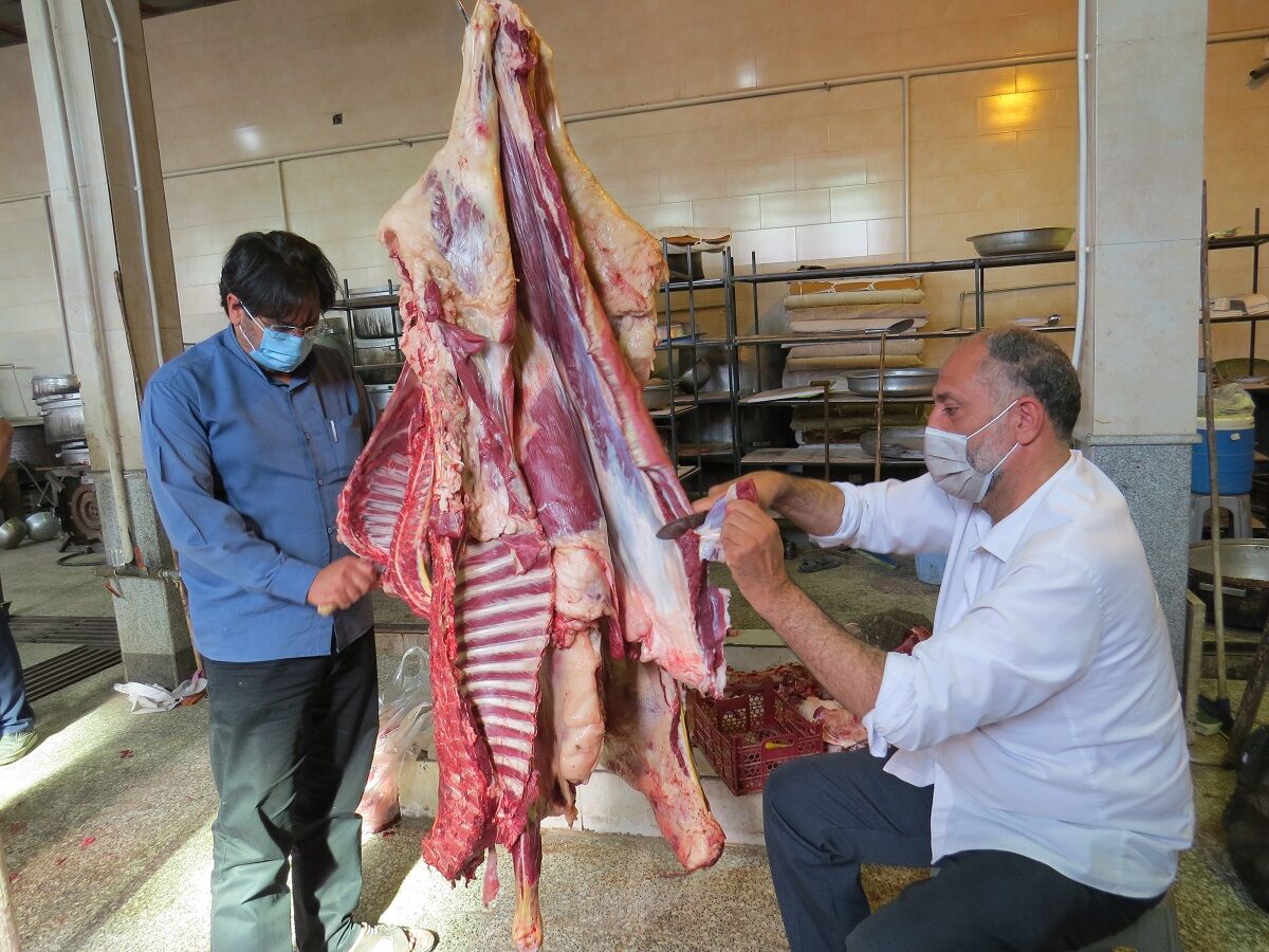 بسته گوشت های قربانی در سفره نیازمندان یزدی قرار گرفت