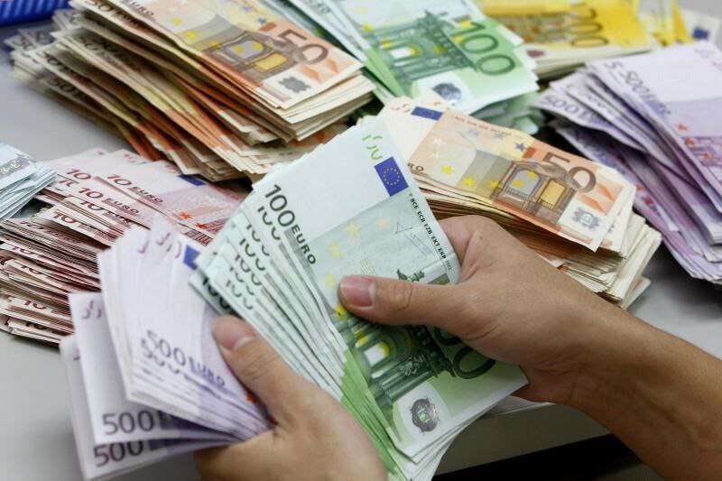 حمل و نگهداری بیش از ۱۰ هزار یورو مصداق قاچاق ارز است