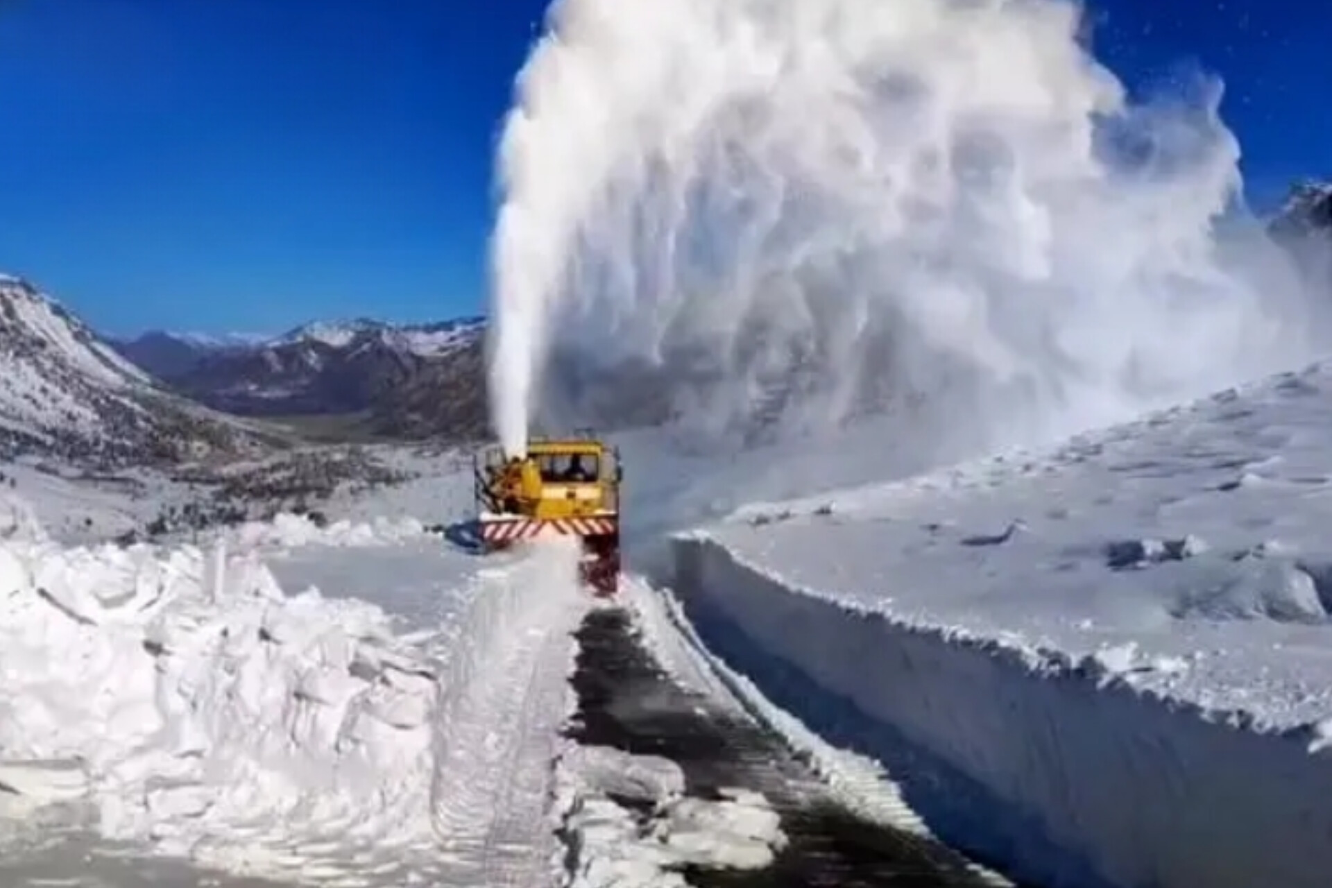 ببینید| لحظه تماشایی پاشیدن برف به آسمان توسط برف‌خوار