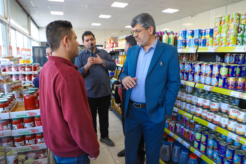 حضور سرزده استاندار یزد در فروشگاه های بزرگ سطح شهر یزد و بررسی روند اجرای طرح جامع حمایت معیشتی و امنیت غذایی