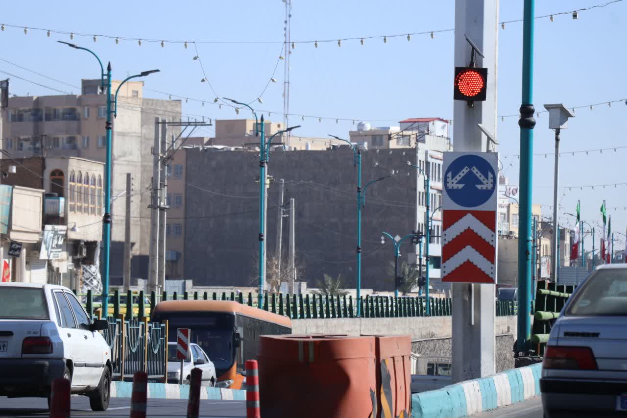 تردد ایمن‌تر با نصب همزمان چراغ‌های سولار و پلیسی در نقاط حادثه‌خیز شهر یزد