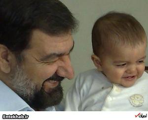محسن رضایی و نوه ی چندماه اش (تصویر)